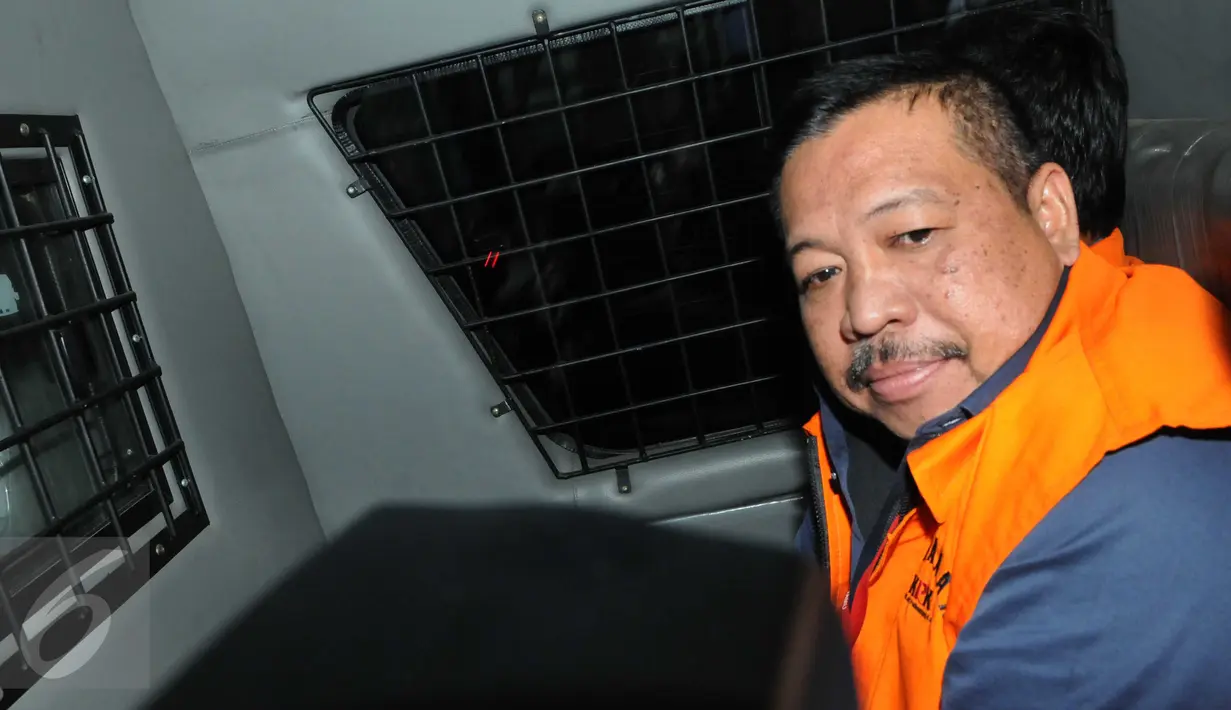 Pimpinan DPRD Muba, Islan Hanura usai menjalani pemeriksaan KPK, Jakarta, Selasa (15/12/2015). Islan diperiksa terkait kasus dugaan suap LKPJ 2014 Bupati Muba, Pahri Azhari dan pengesahan APBD 2015 Kabupaten Muba. (Liputan6.com/Helmi Afandi)