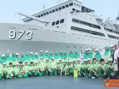 Citizen6, Tanjung Priok: Selanjutnya  murid SDI Al Azhar 23 Jati Kramat diberikan penjelasan oleh salah seorang prajurit KRI Nusanive-973 diantaranya peralatan navigasi di kapal serta sekilas tentang isyarat bendera (Semaphore).  (Pengirim: Dispenkolinlam
