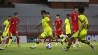 Pemain Malaysia, Arami Zakimi, melepaskan tembakan ke gawang Singapura pada laga Piala AFF U-19 2024 di Stadion Gelora Tambaksari, Senin (22/7/2024). (Bola.com/Aditya Wany)