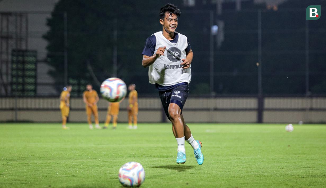 <p>Pemain Suwon FC, Pratama Arhan mengejar bola saat berlatih di sela pertandingan uji coba melawan Bhayangkara FC di Stadion PTIK, Jakarta, Senin (12/02/2024). (Bola.com/Bagaskara Lazuardi)</p>