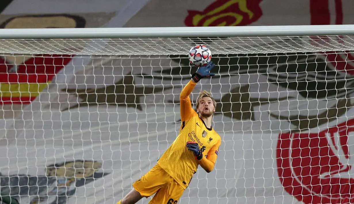 Kiper Liverpool, Caoimhin Kelleher, menepis bola saat melawan Ajax Amsterdam di Stadion Anfield, Rabu (2/12/2020). Kiper ketiga The Reds itu tampil memukau dan membawa Liverpool menang atas Ajax. (Peter Byrne/Pool via AP)