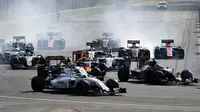 Suasana balapan di tikungan pertama selepas start F1 GP Baku di Sirkuit Baku, Azerbaijan, Minggu (19/6/2016). (AFP/Andrej Isakovic)