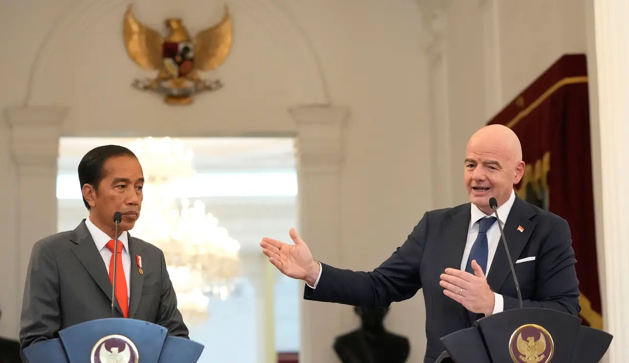 Presiden Joko Widodo (kiri) dengan Presiden Induk Asosiasi Sepakbola Dunia (FIFA) Gianni Infantino memberikan keterangan bersama usai bertemu di Istana Negara, Jakarta, Selasa (18/10/2022).pemerintah dan FIFA sepakat melakukan tranformasi sepakbola Indonesia secara menyeluruh. Jokowi menekankan pemerintah ingin memastikan pertandingan sepakbola Indonesia kedepannya sesuai standar keamanan FIFA. (AP Photo/Achmad Ibrahim)