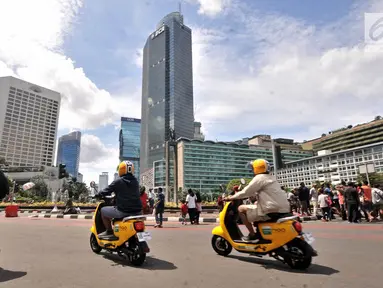 Warga mengendarai sepeda listrik Migo e-Bike berkeliling saat Car Free Day di Bundaran HI, Jakarta, Minggu (30/12). Sepeda listrik ramah lingkungan berbasis aplikasi ini resmi hadir di Jakarta sejak awal Desember lalu. (Merdeka.com/Iqbal S. Nugroho)