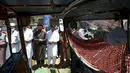 Umat muslim terlihat dari becak mobil yang diparkir saat melaksanakan sholat Jumat selama bulan suci Ramadhan di luar sebuah masjid di Peshawar, Pakistan, Jumat (23/4/2021). (AP Photo/Muhammad Sajjad)