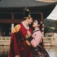Brisia Jodie dan Jonathan Alden melakukan foto romantis dengan mengenakan baju tradisional Korea Selatan. Tampak keduanya sedang berada di negara asal K-pop tersebut. [@brisiajodie96]