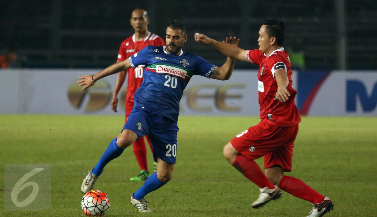 Gelandang Calcio Legend, Simone Perotta (tengah) berusaha mengecoh bek Primavera Baretti Yeyen Tumena saat laga persahabatan di Stadion GBK Jakarta, Sabtu (21/5/2016). Calcio Legend menang telak 4-0. (Liputan6.com/Helmi Fithriansyah)