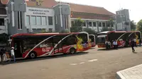 Dinas Perhubungan (Dishub) Kota Surabaya menyiapkan 110 shuttle bus gratis untuk penonton Piala Dunia U-17. (Dian Kurniawan/Liputan6.com)