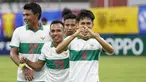 Timnas Indonesia akan menghadapi Vietnam di matchday ke-3 Grup B Piala AFF 2020, Rabu (15/12/2021) di Bishan Stadium, Singapura. Sama-sama belum terkalahkan, Timnas Garuda harus langsung tancap gas dengan mempercayakan 7 pemain berikut sebagai starter. (affsuzukicup)