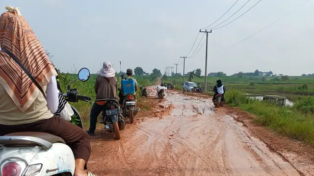 Kondisi jalan sepanjang 2 kilometer di Lampung Timur memprihatinkan.