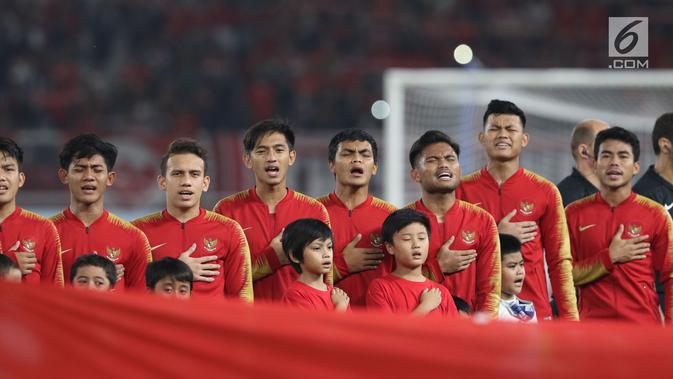 Pemain Timnas Indonesia -19 saat menyanyikan lagu Indonesia Raya jelang melawan Uni Emirat Arab U-19 pada penyisihan Grup A Piala AFC U-19 2018 di Stadion GBK, Jakarta, Rabu (24/10). Indonesia unggul 1-0. (Liputan6.com/Helmi Fithriansyah)