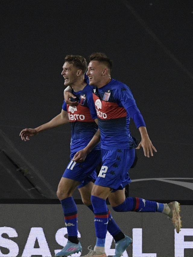 Mateo Retegui (kanan)