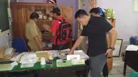 Polisi mengamankan beberapa barang bukti di salah satu ruangan Disdukcapil Kabupaten Lahat (Liputan6.com / ist - Nefri Inge)