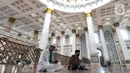 Umat muslim bertadarus Alquran di Masjid Kubah Emas, Depok, Jawa Barat, Jumat (16/4/2021). Bulan suci Ramadhan dimanfaatkan umat muslim untuk memperbanyak amalan dan ibadah di antaranya sholat sunah, zikir, dan tadarus Alquran.
(merdeka.com/ Arie Basuki)