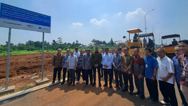 Chandra Asri dan Sinar Mas Land kerja sama mengaspal jalan sepanjang 8.6 kilometer di BSD City menggunakan campuran 164,2 juta plastik kresek bekas. (Mita/Liputan6.com)