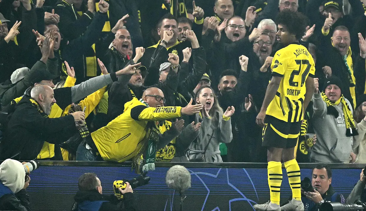 Penyerang Borussia Dortmund, Karim Adeyemi merayakan gol kedua timnya pada matchday 2 League Phase Liga Champions 2024/2025 melawan Celtic di Signal Iduna Park, Selasa 1 Oktober 2024 atau Rabu (2/10/2024) dini hari WIB. (INA FASSBENDER/AFP)