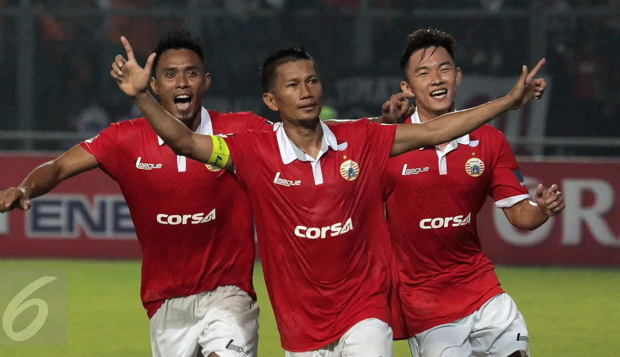 Kapten tim Persija, Ismed Sofyan (tengah) merayakan golnya ke gawang Semen Padang di laga lanjutan Torabika Soccer Championship presented by IM3 Ooredoo di Stadion GBK, Jakarta, Minggu (8/5/2016). Persija unggul 1-0. (Liputan6.com/Helmi Fithriansyah)