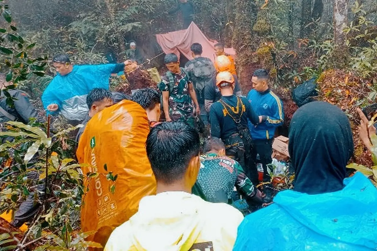 Tim darat saat menemukan titik koordinat helikopter jatuh dan Kapolda Jambi yang menjadi korban.