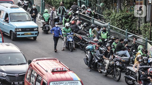 FOTO: Minim Pengawasan, Ojol Masih Berkerumun saat Menunggu Penumpang