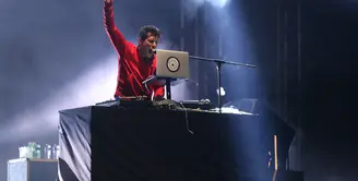 Penampilan luar biasa diberikan DJ asal Inggris, Mark Ronson tampil dalam festival musim panas We The Fest (WTF) 2016. Meski arena konser diguyur hujan, tidak menyurutkan niat para penonton meninggalkan arena. (Galih W. Satria/Bintang.com)