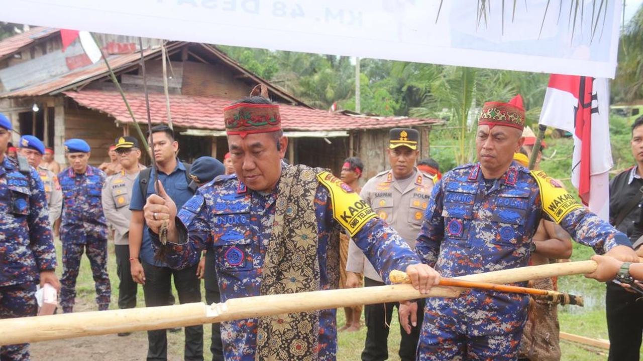 Kapolda Kalteng Irjen Pol. Djoko Poerwanto sambangi Rumah Betang Perajah Motanoi di Jalan Jenderal Sudirman Km. 48 Kabupaten Kotawaringin Timur (Kotim) Jumat (1/12/2023) siang (Istimewa)