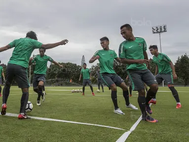 Para pemain Timnas indonesia berebut bola saat mengikuti latihan di Lapangan ABC Senayan, Jakarta, Jumat (19/1/2018). Pemusatan latihan ini dilakukan jelang Asian Games 2018. (Bola.com/Vitalis Yogi Trisna)