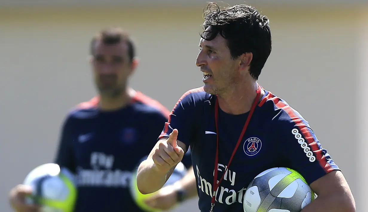 Pelatih PSG, Unai Emery, memberikan instruksi kepada anak asuhnya saat latihan di Miami Shores, Florida, Senin (17/7/2017). PSG bersiap menghadapi turnamen International Champions Cup. (AP/Carl Juste)