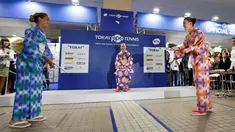 Petenis Monica Puig dan Agnieszka Radwanska bermain permainan tradisional Jepang yang disebut 'hagoita' disela turnamen tenis Pan Pacific Terbuka di Ariake Coliseum, Tokyo, Jepang, (20/9). (REUTERS/Issei Kato)