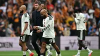 Pelatih Manchester United, Michael Carrick (kedua dari kiri), bersama para pemainnya bereaksi setelah menelan kekalahan 0-2 dari Hull City dalam laga Liga Inggris 2026/2027 di MKM Stadium, Kingston upon Hull, Inggris, Sabtu (22/8/2026). (AFP/Paul Ellis)