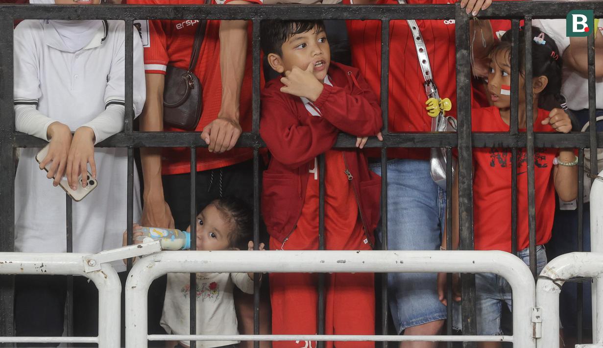 Suporter cilik saat menyaksikan secara langsung pertandingan Timnas Indonesia vs Jepang pada laga Grup C putaran ketiga Kualifikasi Piala Dunia 2026 Zona Asia di Stadion Utama Gelora Bung Karno, Jakarta, Jumat (15/11/2024). (Bola.com.M Iqbal Ichsan)