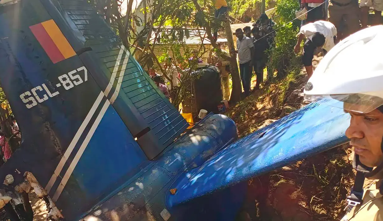 Petugas kepolisian berada di lokasi jatuhnya pesawat milik AU Sri Lanka di daerah pegunungan penghasil teh di Haputale, Jumat (3/1/2020). Ini merupakan kecelakaaan udara terburuk di Sri Lanka sejak sebuah pesawat angkut militer pada 2014 yang menewaskan lima kru. (AP Photo)