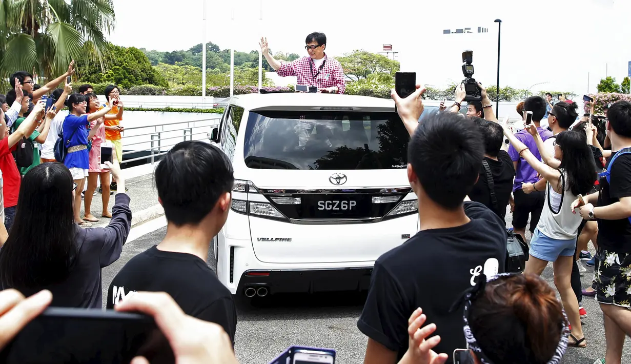 Antusiasme para mahasiswa mengambil gambar Jackie Chan saat akan meninggalkan sekolahnya usai meluncurkan aplikasi mobile game anti-narkoba 'Aversion' di Nanyang Polytechnic, Singapura, Kamis (7/5/2015). (Reuters/Edgar Su)