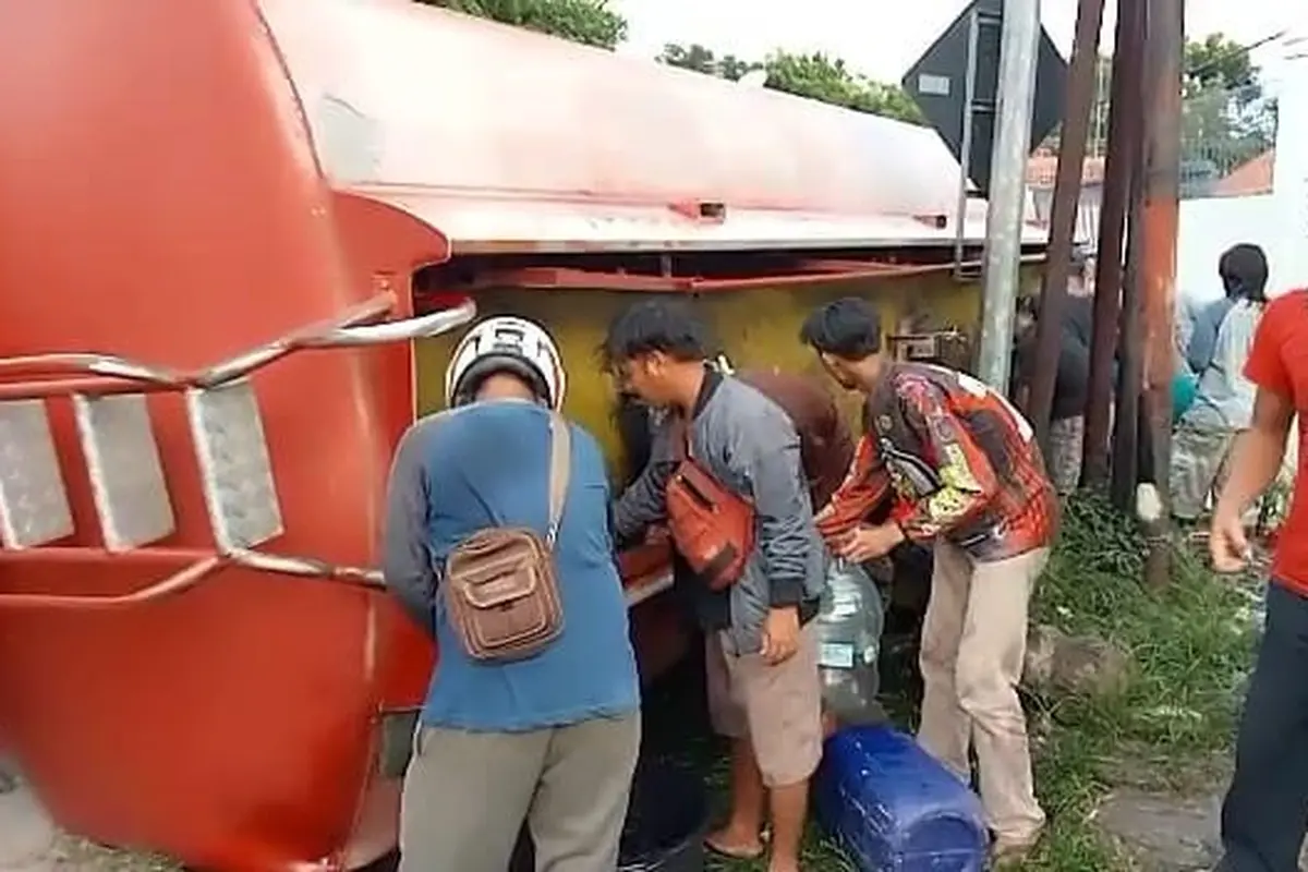 Truk Tangki Pertamina Terguling di Jalan Cirebon - Kuningan, Warga Bawa Jerigen