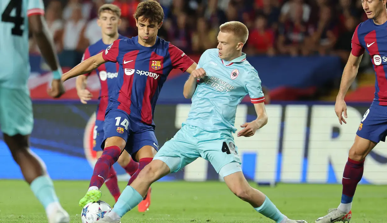 Pemain Barcelona Joao Felix, berebut bola dengan pemain Antwerp FC, Arthur Vermeeren, pada laga Liga Champions di Estadio Olimpico Lluis Companys, Barcelona, Rabu (20/9/2023). Barca menang lima gol tanpa balas. (AFP/Lluis Gene)