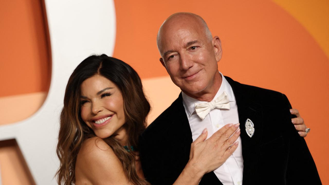 Jeff Bezos, salah satu orang terkaya di dunia akan menikahi Lauren Sanchez, seorang jurnalis dan pakar penerbangan.