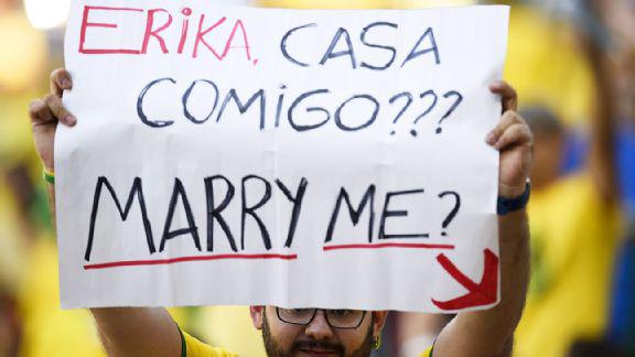 Seorang supporter yang melamar kekasihnya saat pembukaan Piala Dunia | copyright espn.com