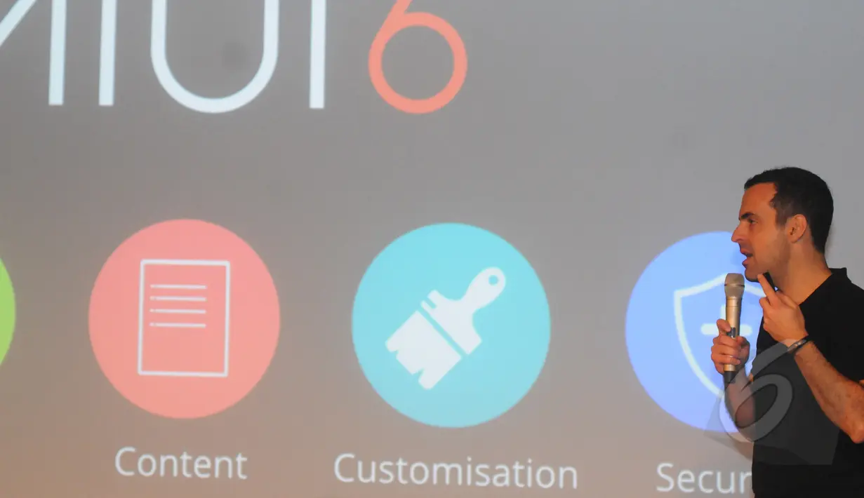 Vice President International Xiaomi, Hugo Barra menjelaskan keunggulan Redmi 2 saat peluncuran Redmi 2 di The Club XXI, Djakarta Theatre, Jakarta, Rabu (1/4/2015). (Liputan6.com/Herman Zakharia)
