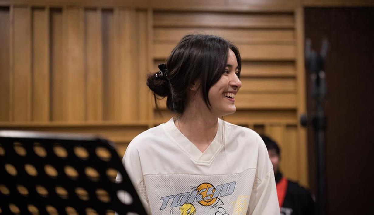 FOTO: Gaya Candid Mawar De Jongh, Tebar Senyum Manis - Hot ...