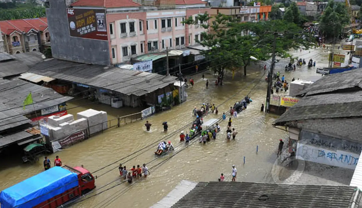 Kendaraan bermotor tidak bisa melewati Jalan KH Hasyim Ashari, Ciledug, Tangerang, karena salah satu jalan yang mengakibat banjir yang mencapai ketinggian 40 cm, Selasa (10/2/2015). (Liputan6.com/Andrian M Tunay)