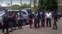 Dua maling spesialis outdoor AC saat diinterogasi penyidik di halaman Mapolrestabes Semarang, Senin (20/2/2017). (Liputan6.com/Edhie Prayitno Ige)