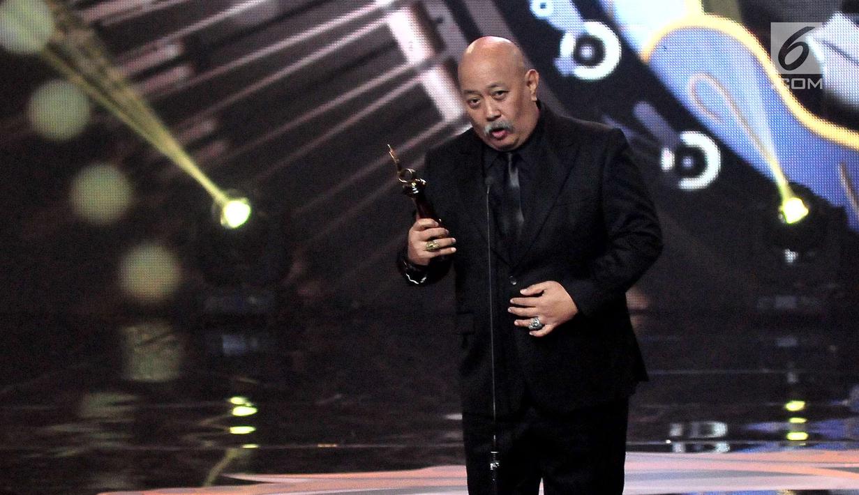 Aktor senior, Indro Warkop memberikan kata sambutan atas penghargaan Lifetime Achiement pada ajang penghargaan Festival Film Bandung 2017 di Studio 6 Emtek, Jakarta, Minggu (22/10). (Liputan6.com/Helmi Afandi)