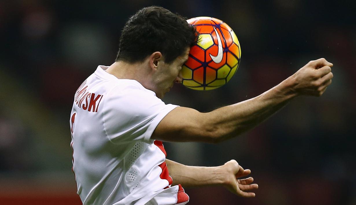 Aksi Striker Polandia, Robert Lewandowski, saat bertanding dalam laga persahabatan melawan Islandia di Stadion Nasional, Warsawa, Polandia, (13/11/2015). (Reuters/Kacper Pempel)