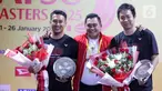 Mohammad Ahsan (kiri) dan Hendra Setiawan bersama Ketua Umum Persatuan Bulutangkis Seluruh Indonesia (PBSI) Muhammad Fadil Imran (tengah) saat gelaran Moment of Honor The Daddies di Istora Gelora Bung Karno, Senayan, Jakarta, Minggu (26/1/2025). (Liputan6.com/Herman Zakharia)
