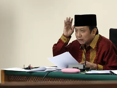 Mantan Sekjen ESDM Waryono Karno menjalani persidangan dengan agenda mendengarkan keterangan saksi di Pengadilan Tipikor, Jakarta, Rabu (24/6/2015). Waryono diduga terlibat dalam kasus korupsi di lingkungan Kementrian ESDM. (Liputan6.com/Helmi Afandi) 