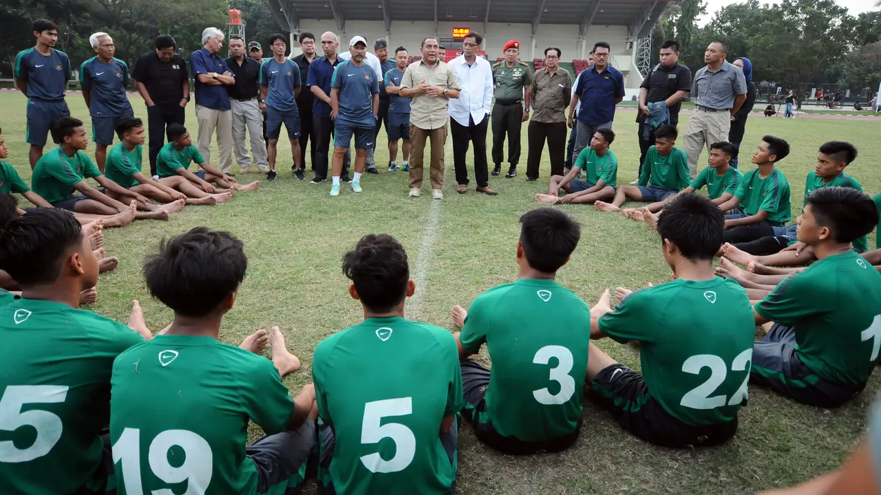 Ketua Umum PSSI, Edy Rahmayadi (tengah), memberikan nasehat kepada Timnas Indonesia U-16 usai latihan terakhir di Lapangan Atang Sutresna, Jakarta, Kamis (6/7/2017). Timnas U-16 akan berlaga di Piala AFF U-15 Thailand, 9-22 Juli.