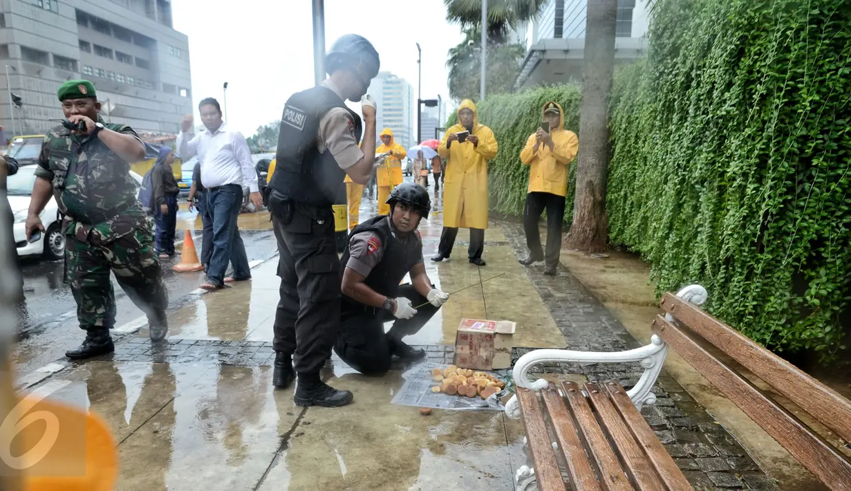 Petugas kepolisian mengecek sebuah benda berupa kardus yang mencurigakan di Wisma Nusantara, Thamrin, Jakarta, Kamis (4/2). Setelah diselidiki ternyata kardus mencurigakan tersebut beriskani kue. (Liputan6.com/Faizal Fanani)