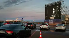 Orang-orang duduk di mobil mereka saat menonton film di bioskop drive-in di area apron bandara kota Vilnius, Lithuania, 29 April 2020. Untuk pertama kalinya dalam sejarah bandara Vilnius mengadakan bioskop drive-in yang beroperasi di tempat pesawat lepas landas dan mendarat. (AP/Mindaugas Kulbis)