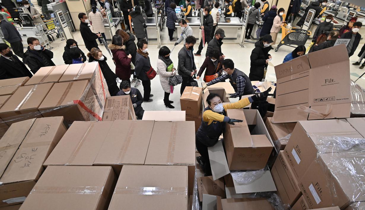 Orang-orang antre untuk membeli masker di toko ritel di kota tenggara Daegu, Selasa (25/2/2020). Otoritas Korea Selatan (Korsel) melaporkan 60 kasus baru Virus Corona COVID-19 di negeri itu pada hari ini, Selasa (25/2), sehingga kini total 893 orang terinfeksi virus tersebut. (Jung Yeon-je / AFP)