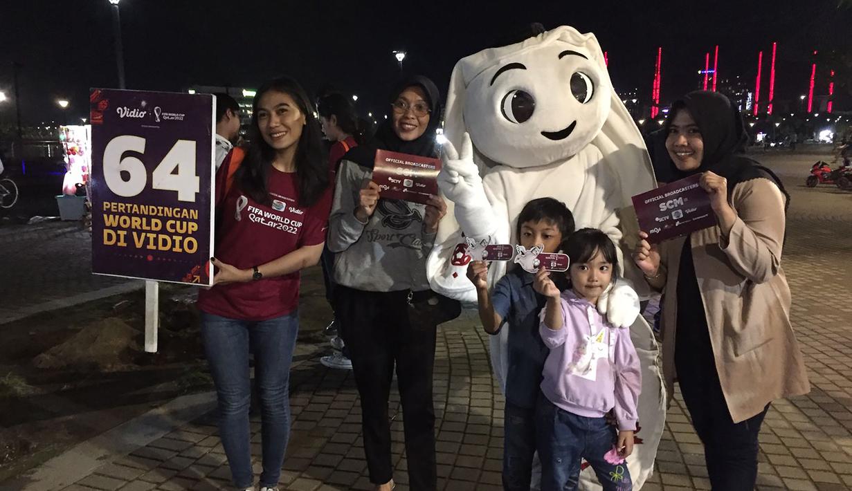 Sambil menikmati malam Mingguan, mereka juga tak mau ketinggalan untuk berfoto bareng dengan La'eeb, karakter imut yang menjadi maskot Piala Dunia 2022 Qatar. (Procomm Surya Citra Media)