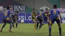 Gelandang Bhayangkara FC, Rachmat Hidayat, berusaha merebut bola saat melawan PSBL Langsa pada Piala Indonesia 2018 di Stadion PTIK, Jakarta, Jumat (1/2). Bhayangkara menang 4-3 atas PSBL. (Bola.com/Yoppy Renato)